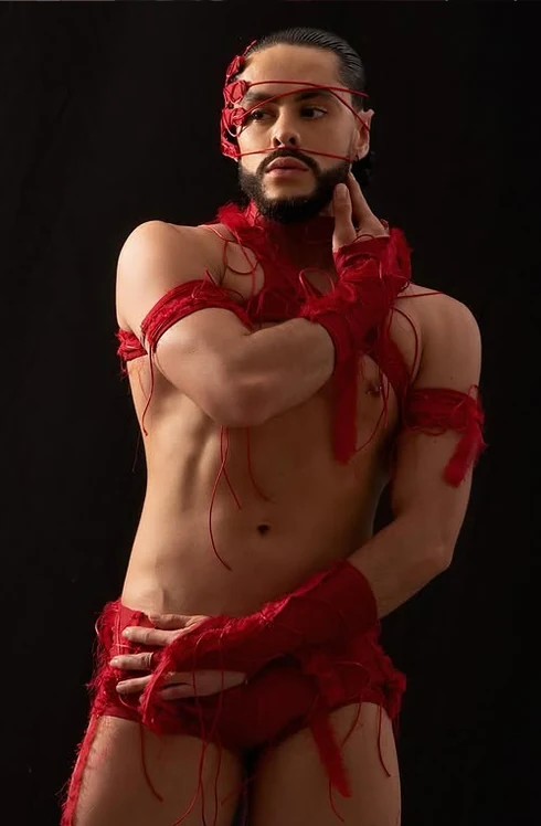Retrato artístico en rojo